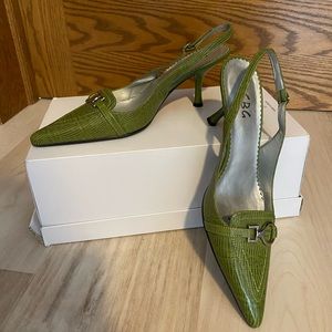 Women’s sling back pumps